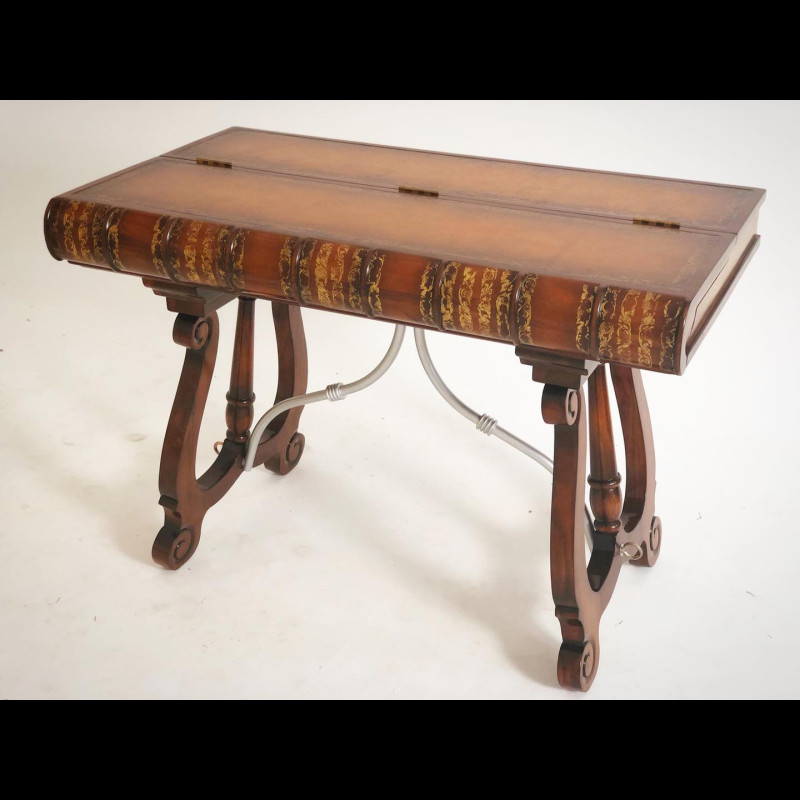 Bàn làm việc quyển sách TA