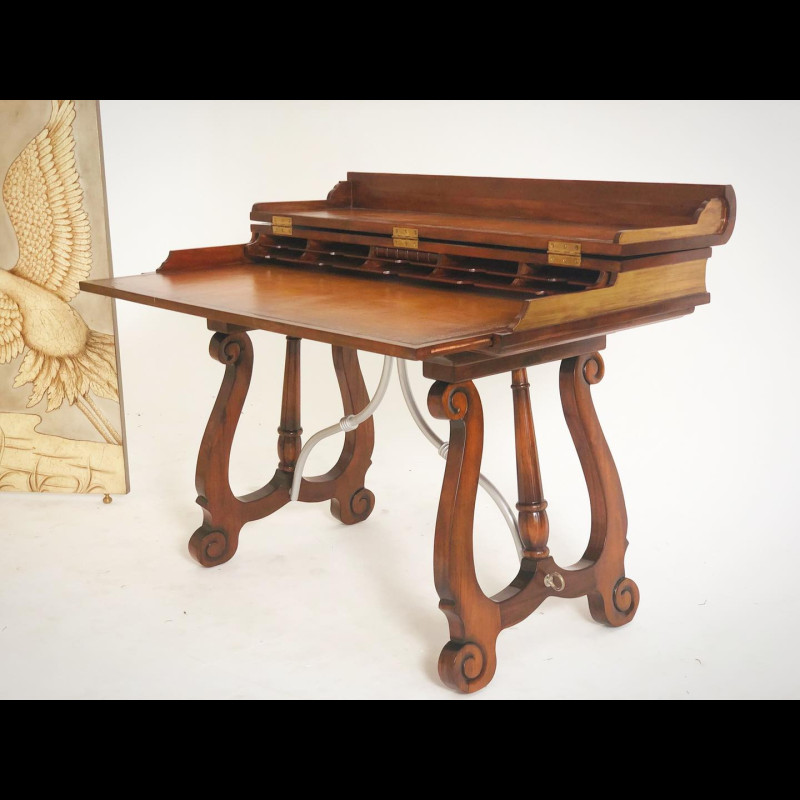 Bàn làm việc quyển sách TA