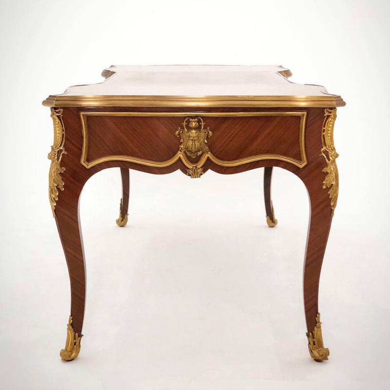 Bàn làm việc A Royal Memoir