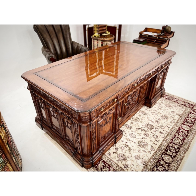 Bàn làm việc Kiên Định