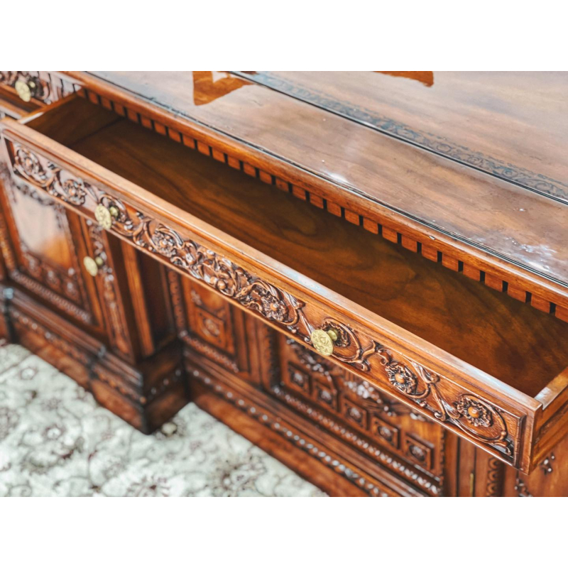 Bàn làm việc Kiên Định