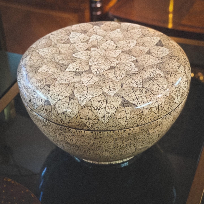 Hộp sơn mài cẩn nhành lá