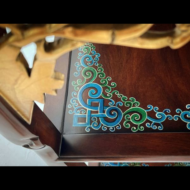 Kệ trang trí chạm tre màu nâu vẽ hoa