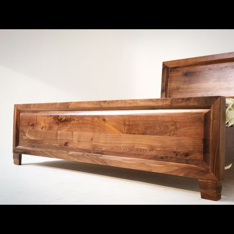 Giường gỗ óc chó PANO 