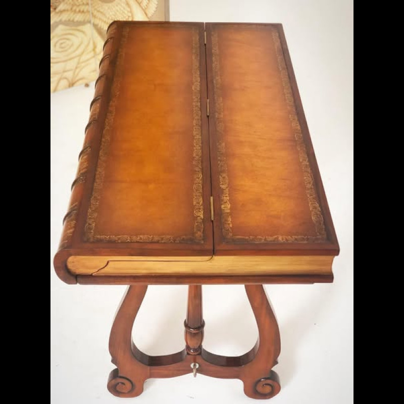 Bàn làm việc quyển sách TA